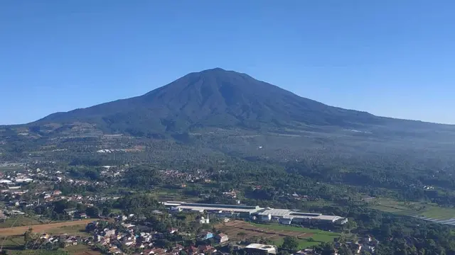 View Gekbrong dan Gunung Gede di Gunung Bubut, Cikahuripan, Gekbrong.