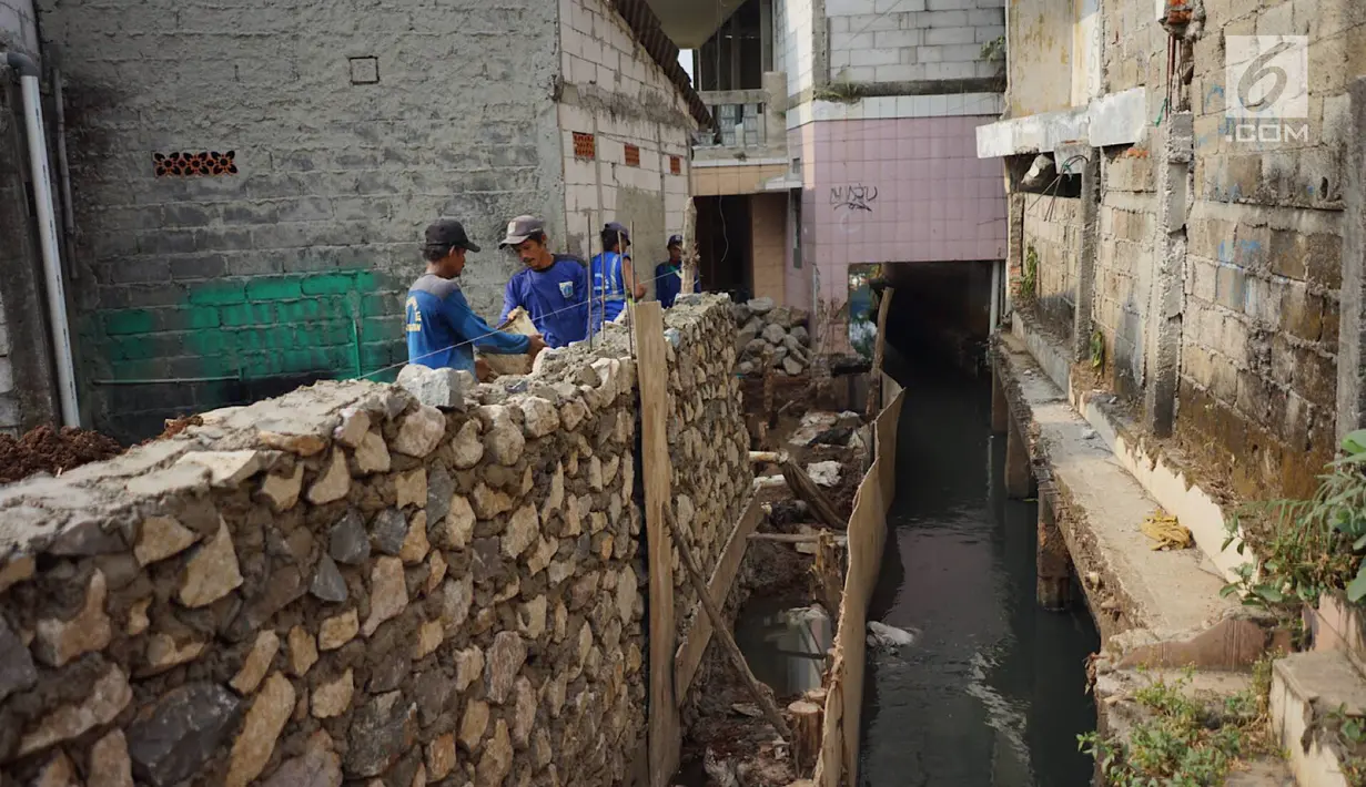 Pekerja menyelesaikan pembangunan tanggul aliran Kali Pulo di kawasan Jati Padang, Pasar Minggu, Jakarta Selatan, Rabu (7/8/2019). Progres pembangunan tanggul yang berulang kali jebol saat hujan deras tersebut kini telah mencapai 80 persen. (Liputan6.com/Immanuel Antonius)