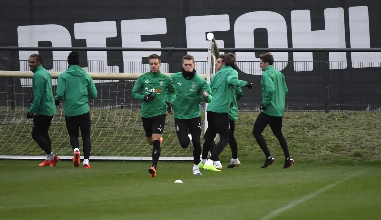 Para pemain Borussia Moenchengladbach melakukan pemanasan saat mengikuti latihan tim di Moenchengladbach, Jerman (26/10/2020). Borussia Moenchengladbach akan bertanding melawan Real Madrid pada grup B Liga Champions. (AFP Photo/Ina Fassbender)