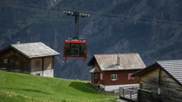 Kereta gantung di sekitar Stadion Ottmar Hitzfeld di tengah pegunungan Alpen Swiss (14/5/2020). Markas klub FC Gspon tersebut berada  pada ketinggian 2.000 meter di atas permukaan laut. (AFP/Fabrice Coffrini)