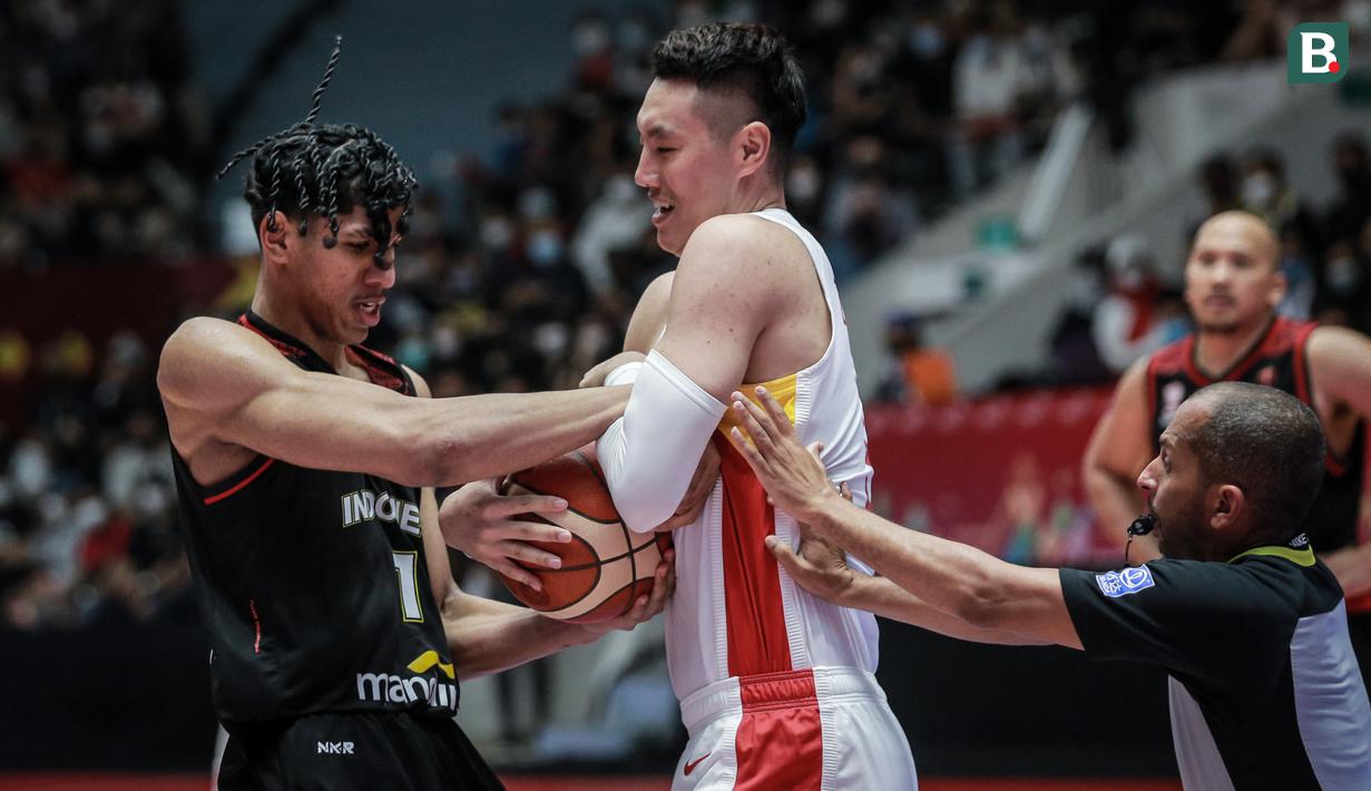 Pemain Timnas Basket China, Zhai Xiaochuan (tengah) tak mau memberikan bola kepada pemain Timnas Basket Indonesia, Derrick Michael Xzavierro (kiri) meski wasit telah meniup peluit saat laga playoff perempat final FIBA Asia Cup 2022 antara Timnas Basket China melawan Timnas Basket Indonesia di Istora Senayan, Jakarta, Senin (18/07/2022). (Bola.com/Bagaskara Lazuardi)