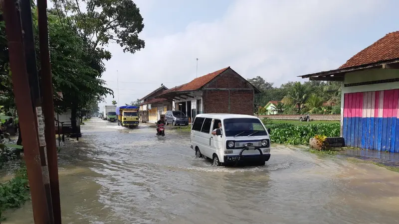 Banjir sempat menghambat lalu lintas di sejumlah titik jalur nasional di Cilaca, Jumat (15/7/2022). (Foto: Liputan6.com/BPBD Cilacap)