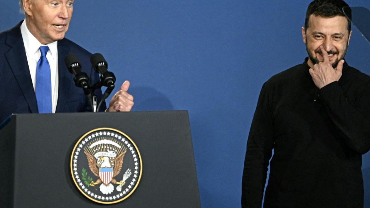 Presiden Amerika Serikat (AS) Joe Biden salah menyebut nama Presiden Ukraina Volodymyr Zelenskiy menjadi Presiden Rusia Vladimir Putin.&nbsp;Momen canggung itu terjadi ketika Joe Biden menyampaikan pidato dalam acara Perjanjian Ukraina di sela-sela KTT NA