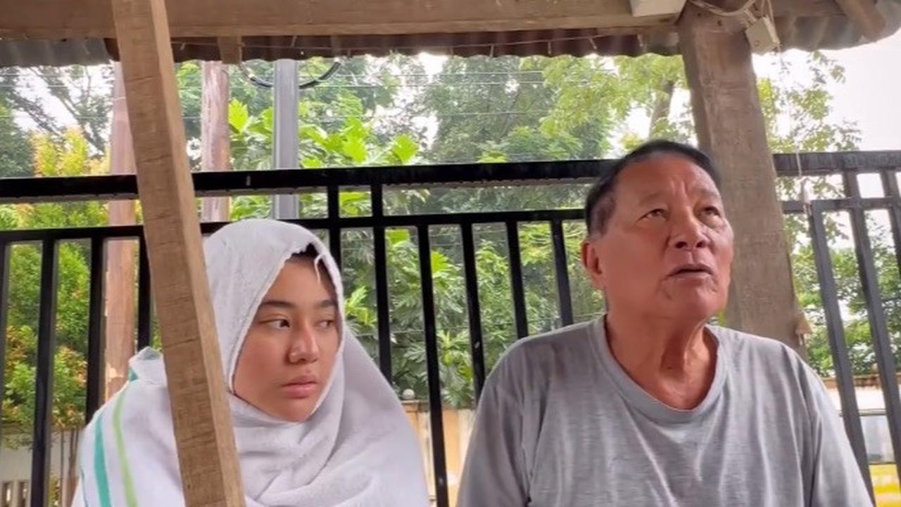 Clara dan sang ayah bahkan kerap menghabiskan momen bersama. Keduanya seakan-akan menbayar waktu yang hilang selama Clara merantau dan tak berani pulang.