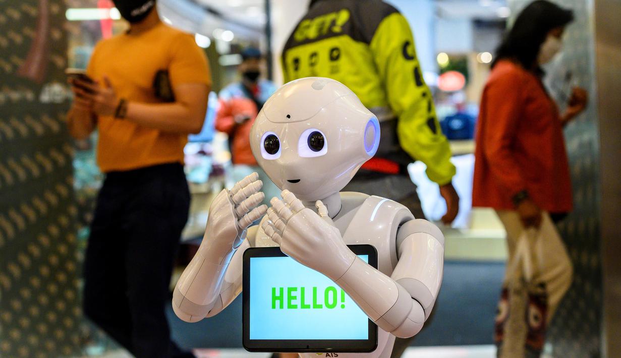 Sebuah robot 5G menyambut pengunjung yang mendatangi pusat perbelanjaan di Bangkok, Thailand, Kamis (4/6/2020). Saat ini Thailand sedang dalam proses membuka kembali pusat perbelanjaan setelah sebelumnya ditutup selama dua bulan karena pandemi Covid-19. (Mladen ANTONOV / AFP)