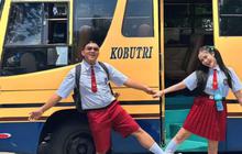 7 Potret Kocak Denny Caknan dan Bella Bonita Kompak Pakai Seragam Merah Putih Ala Anak SD Foto di Depan Bus Kobutri