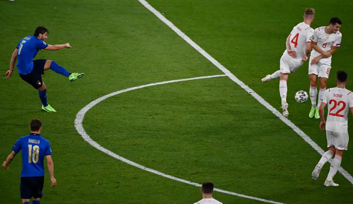 Pemain Italia Manuel Locatelli (kiri) mencetak gol ke gawang Swiss pada pertandingan Grup A Euro 2020 di Stadion Olimpiade, Roma, Italia, 16 Juni 2021. Manuel Locatelli menciptakan gol lewat sontekan indah. (Photo by Riccardo Antimiani/POOL/AFP)