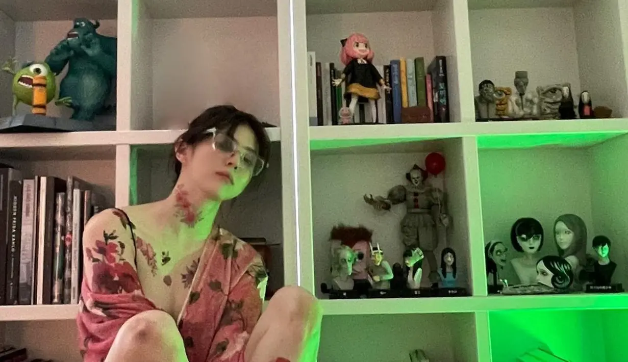 Dengan messy look, Han So Hee pamer tato mawar seluruh tubuh. Ia kenakan cardigan dan set tanktop dan short pants. [@xeesoxee]