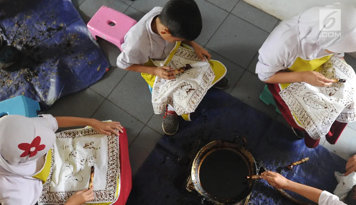 Para murid kelas IV SDN Julang belajar membuat membatik di Batik Tradisiku di Kota Bogor, Jawa Barat (2/10). Kegiatan membuat batik tersebut bertujuan mengenalkan warisan budaya batik kepada generasi muda. (Merdeka.com/Arie Basuki)
