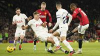 Pemain Manchester United, Marcus Rashford (kanan) mencetak kedua timnya ke gawang Tottenham Hotspur pada laga lanjutan Liga Inggris 2023/2024 di Old Trafford, Manchester, Inggris, Senin (15/01/2024) dini hari WIB. (AP Photo/Dave Thompson)