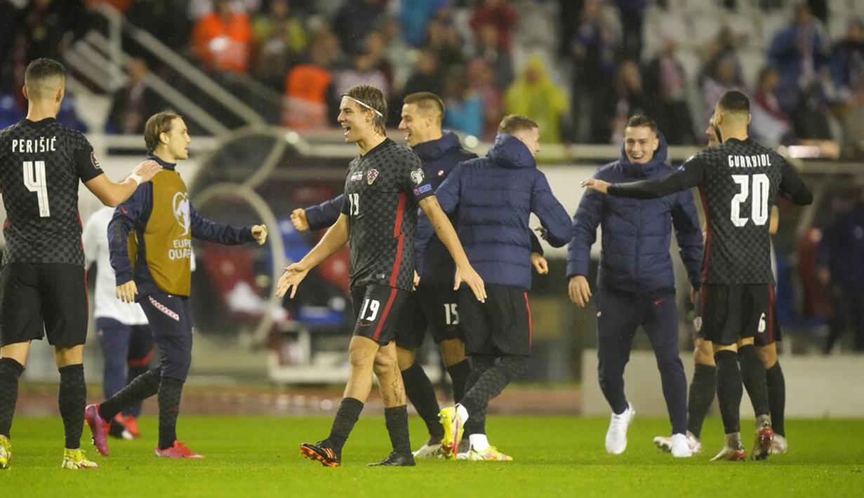 Para pemain Kroasia melakukan selebrasi usai melawan Rusia pada pertandingan sepak bola kualifikasi Grup H Piala Dunia 2022 di Stadion Poljud, Split, Kroasia, 14 November 2021. Kroasia menang 1-0. (AP Photo/Darko Bandic)