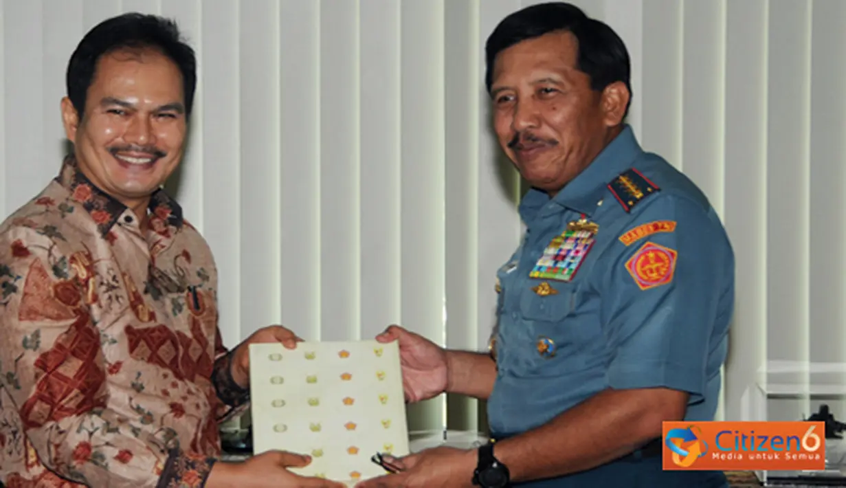 Citizen6, Cilangkap: Kunjungan tersebut dalam rangka meminta bantuan transportasi kepada Panglima TNI sehubungan dengan pelaksanaan kegiatan KKN UI pada medio Juni-Juli 2012 dengan peserta diperkirakan 300 Mahasiswa UI. (Pengirim: Badarudin Bakri)