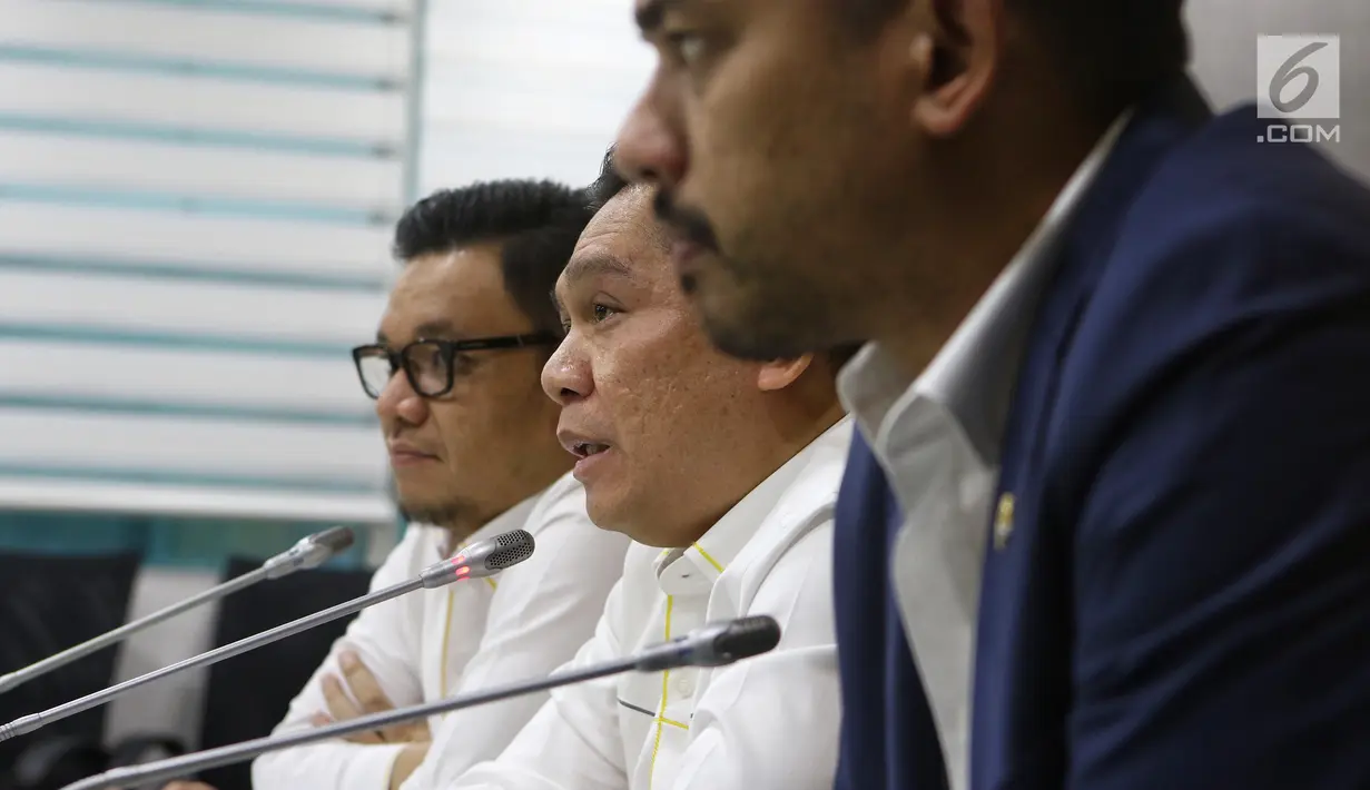 Sekretaris FPG Adies Kadir (tengah) bersama Wasekjen Partai Golkar Ace Hasan Sadzily dan Wasekjen Partai Golkar Maman Abdulrahman memberikan keterangan di Komplek Parlemen Senayan, Jakarta, Rabu (15/5/2019). Fraksi Partai Golkar menolak pembentukan pansus Pemilu 2019. (Liputan6.com/Johan Tallo)