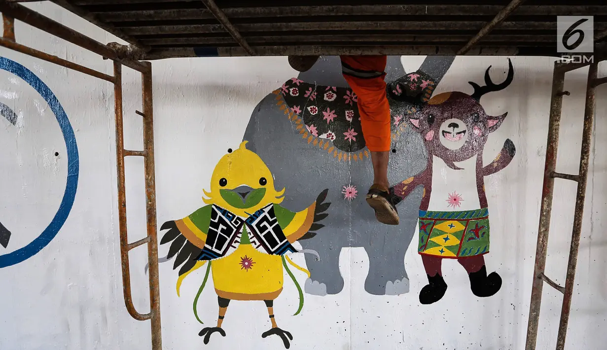 Tiga mural maskot Asian Games 2018 bergambar Bhin Bhin, Atung dan Kaka menghiasi kolong Jembatan Layang Tol Bintaro, Jakarta, Senin (13/8). Mural tersebut dibuat untuk sosialisasi dan mendukung perhelatan Asian Games. (Liputan6.com/Fery Pradolo)