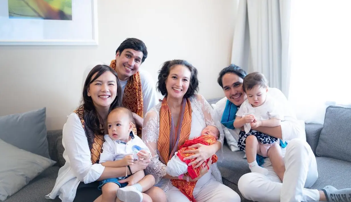 Menyambut kehadiran Djala dengan hangat, keluarga Nadine pun kompak dengan outfit putih [@marcelchandra]