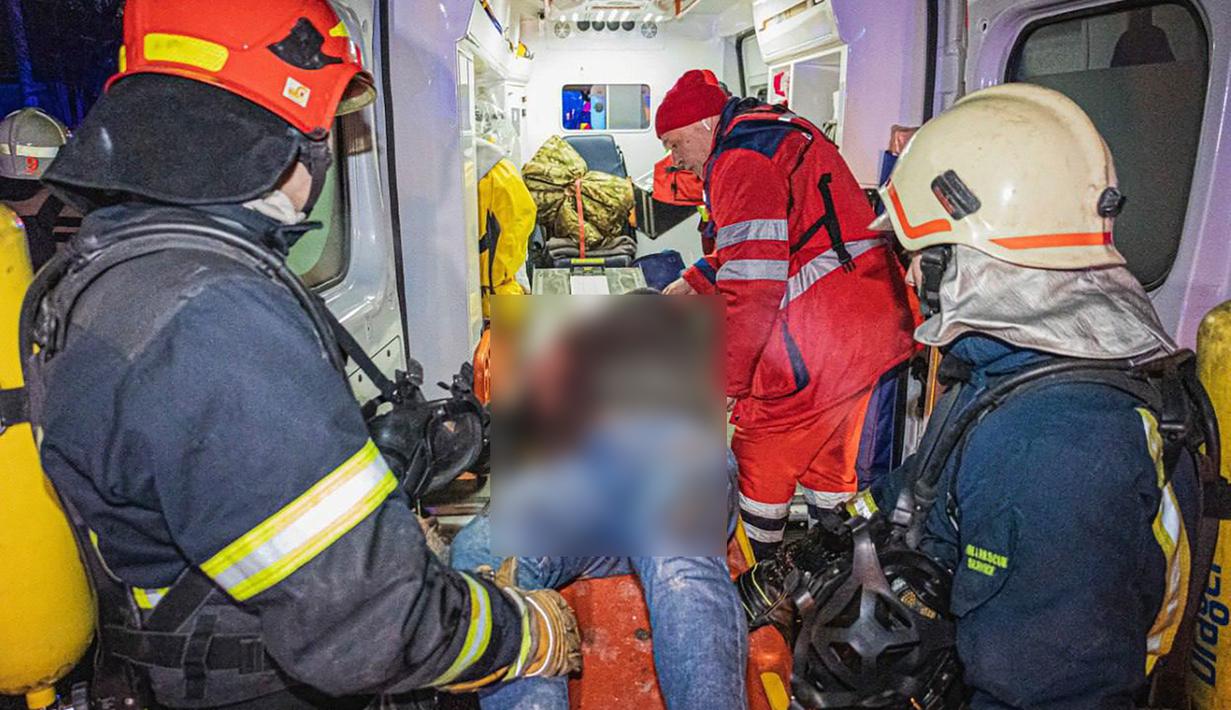 Gubernur Kharkiv Oleh Synehubov, dalam pernyataan via Telegram, melaporkan bahwa serangan yang terjadi pada Rabu (10/1) malam sekitar pukul 22.30 waktu setempat itu melibatkan sejumlah rudal S-300. (Ukrainian Emergency Service via AP)