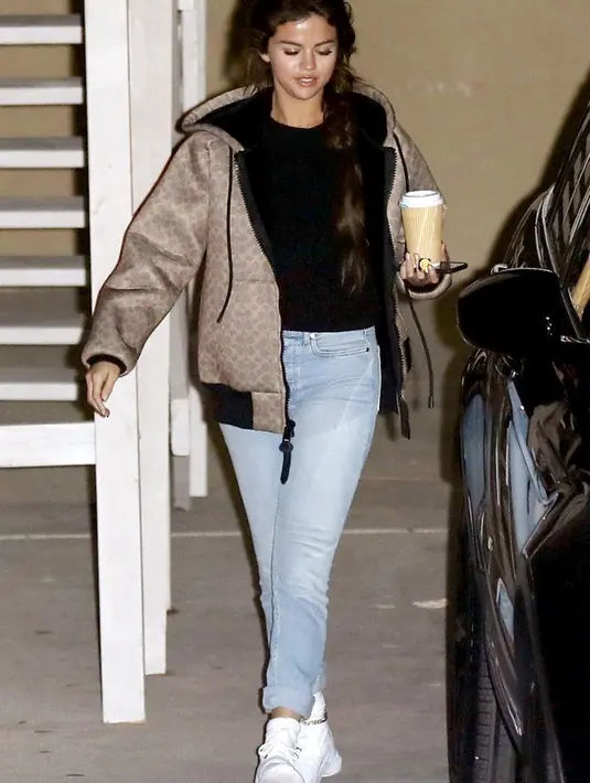 Selena Gomez sendiri terlihat bergaya kasual saat pergi ke gereja. (BACKGRID/USMagazine)