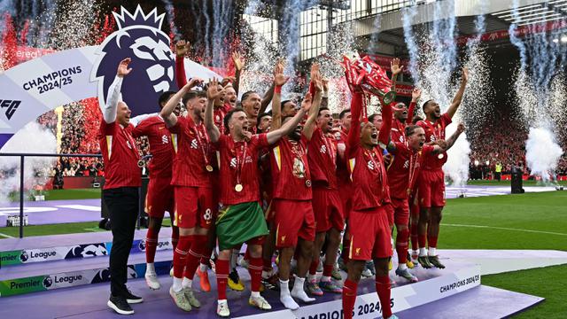 Penantian Panjang Usai, Liverpool Angkat Trofi Juara Liga Inggris di Anfield