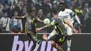 Bek Feyenoord,  Tyrell Malacia (kanan) berebut bola dengan penyerang Marseille, Bamba Dieng selama pertandingan leg kedua semifinal Liga Europa Conference League di Stadion Velodrome di Marseille, pada 5 Mei 2022. Tyrell Malacia adalah lulusan akademi Feyenoord dengan 136 penampilan dan empat gol. (AFP/NICOLAS TUCAT)