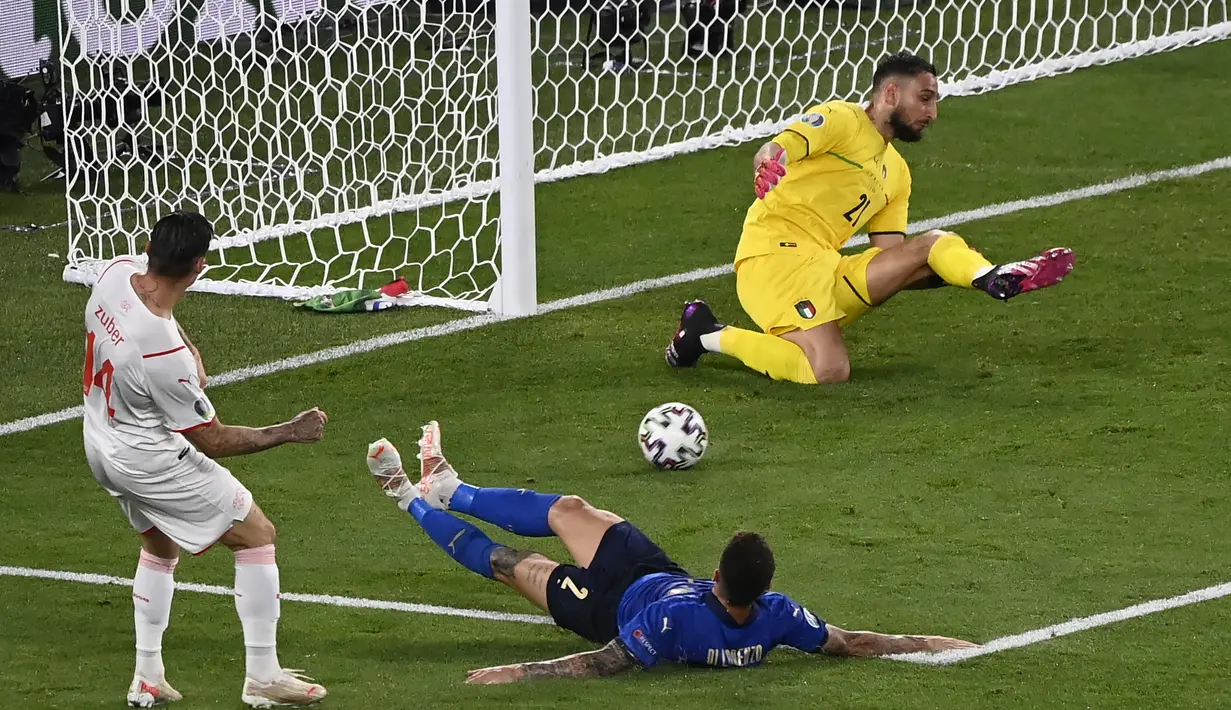 Tak lama berselang giliran gelandang Steven Zuber yang memperoleh peluang. Sepakannya usai mengelabui dua bek Italia berhasil diblok Gianluigi Donnarumma. (Foto: AP/Pool/Riccardo Antimiani)