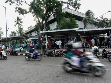 Pasca kebakaran, Minggu (27/4/14), pedagang Pasar Senen terlihat menggelar dagangannya di sepanjang trotoar Jalan Senen Raya. (Liputan6.com/Faizal Fanani)  