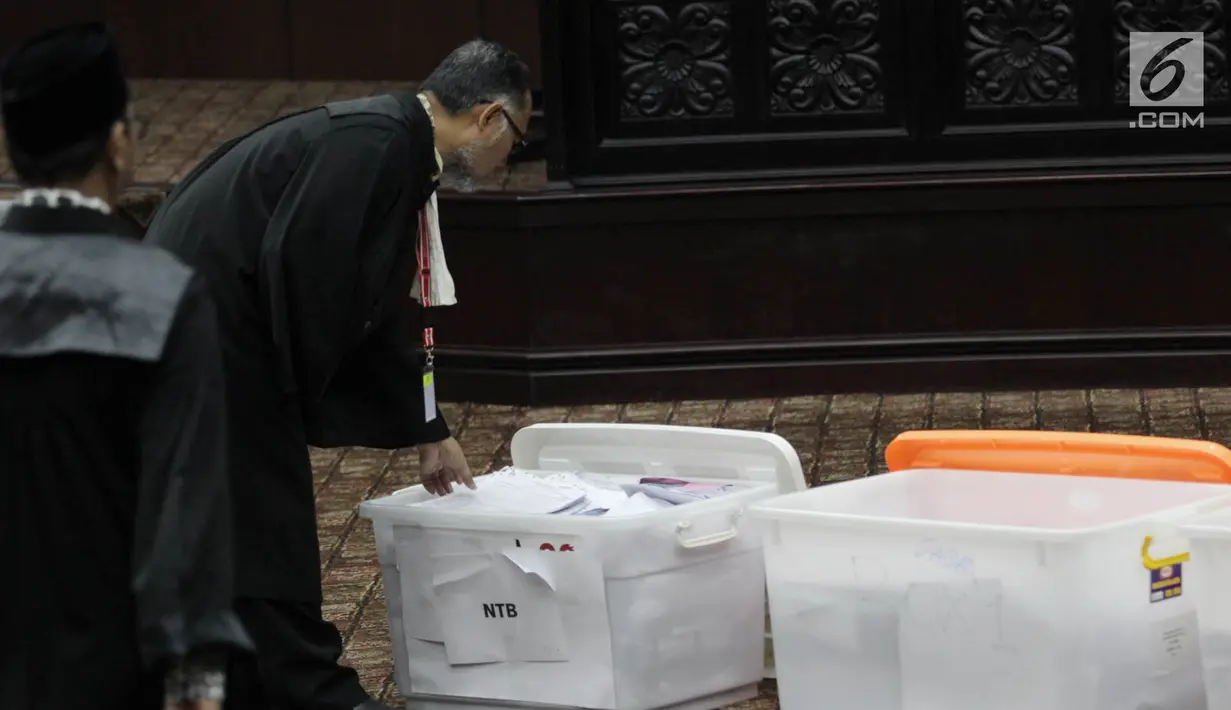 Ketua Tim Hukum Prabowo-Sandiaga, Bambang Widjojanto mengecek kontainer berisi barang bukti milik BPN yang dihadirkan dalam sidang sengketa Pilpres 2019 di MK, Jakarta, Rabu (19/6/2019). Sidang beragendakan mendengar keterangan saksi dan ahli terkait sengketa Pilpres 2019. (merdeka.com/IqbalNugroho)