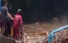 Banjir Bandang Landa Kawasan Wisata Guci Tegal, Jembatan dan Pipa Pancuran Rusak