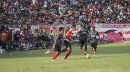 Laga perdana Madura United di Pulau Madura disambut antusias oleh rakyat Madura yang sudah merindukan hadirnya hiburan sepak bola. (Bola.com/Vitalis Yogi Trisna)