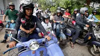 Komunitas pecinta vespa mengajak penyandang disabilitas mengunjungi Museum Nasional dan Balai Kota DKI Jakarta, Sabtu (14/4). Kegiatan bertajuk Grebek Museum tersebut digagas oleh komunitas Vespagraphy. (Liputan6.com/Johan Tallo)