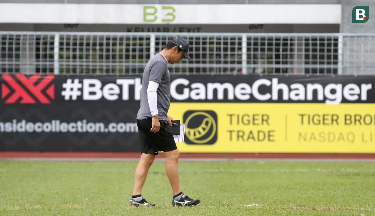 <p>Pelatih&nbsp;Timnas Indonesia, Shin Tae-yong menundukkan kepalanya saat&nbsp;hadir dalam sesi latihan di KLFA Stadium, Kuala Lumpur, Minggu (25/12/2022) jelang menghadapi Brunei Darussalam di Piala AFF 2022. (Bola.com/Zulfirdaus Harahap)</p>