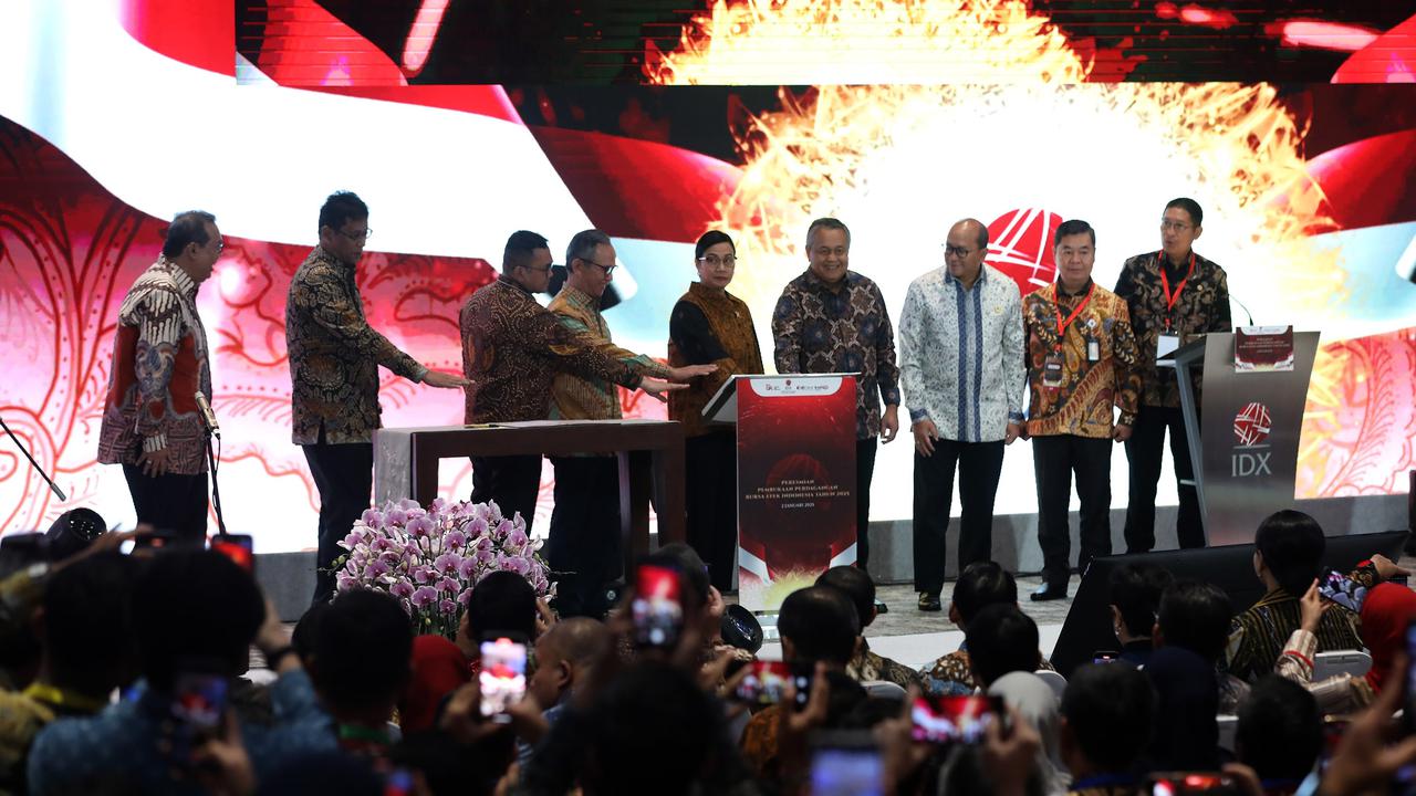 Menkeu Sri Mulyani buka perdagangan bursa tahun 2025