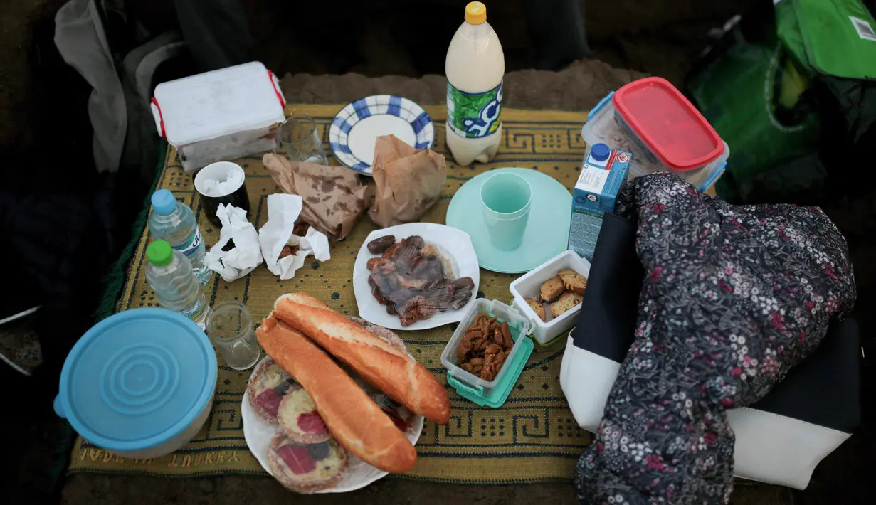 Hidangan buka puasa terlihat jelang berbuka puasa di pantai Rabat, Maroko (9/6). Selama Ramadan, banyak warga Maroko berkunjung ke pantai menikmati angin Atlantik dan menikmati pemandangan laut. (AP Photo/Mosa'ab Elshamy)