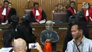 Terdakwa kasus bom Thamrin, Aman Abdurrahman mengenakan baju tahanan seusai sidang lanjutan di Pengadilan Negeri Jakarta Selatan, Jumat (25/5). Agenda sidang adalah pembacaan nota atau pledoi pembelaan Aman Abdurrahman. (Liputan6.com/Immanuel Antonius)