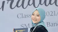 Tampilan Zara Putri Ridwan Kamil Kenakan Kebaya Hitam Saat Wisuda, credit: @ataliapr