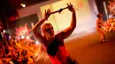 Pekerja seks memamerkan busana koleksi Daspu dalam Festival Wanita Sedunia di Rio de Janeiro, Brasil, Minggu (18/11). Daspu didirikan untuk melawan diskriminasi terhadap profesi pekerja seks di Brasil. (AP Photo/Silvia Izquierdo)