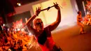 Pekerja seks memamerkan busana koleksi Daspu dalam Festival Wanita Sedunia di Rio de Janeiro, Brasil, Minggu (18/11). Daspu didirikan untuk melawan diskriminasi terhadap profesi pekerja seks di Brasil. (AP Photo/Silvia Izquierdo)