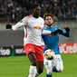 Bek RB Leipzig, Ibrahima Konate berusaha menghalau bola dari kejaran pemain Napoli, Dries Mertens saat bertanding pada laga leg kedua 32 besar Liga Europa di Red Bull Arena, (22/2). Napoli menang 2-0 atas Leipzig. (AP Photo / Jens Meyer)