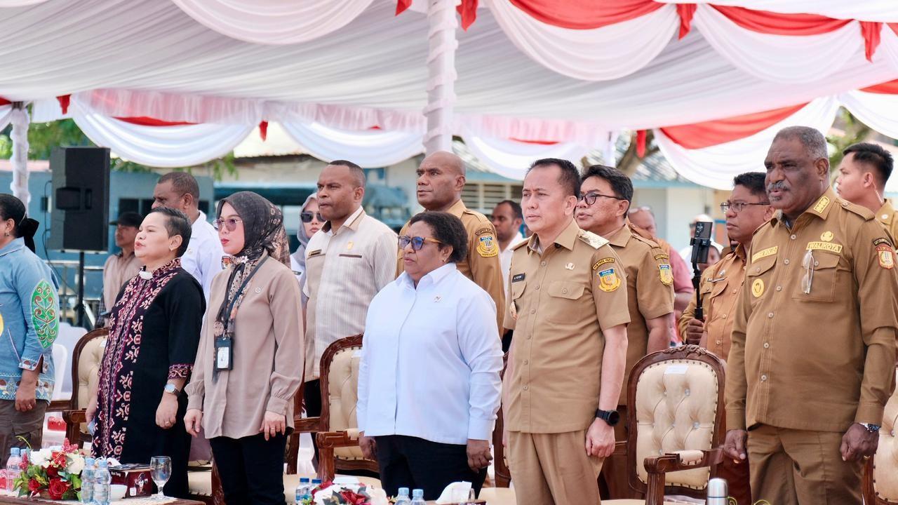 Wamendagri Ribka Haluk Lepas Distribusi Logistik PSU Pilgub Papua