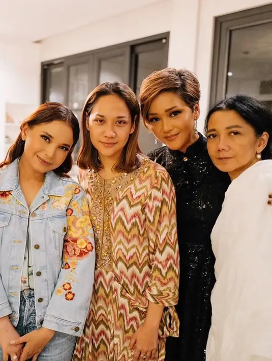 "Bubaran kerja Indonesian Idol, sempat nyamperin Unge, dibelain walopun kudu jam 2 pagi. Semangat ya Unge... Kamu bisa dan akan baik2 saja....," tulis maiaestiantyreal membagikan foto yang sama. (Instagram/maiaestiantyreal)