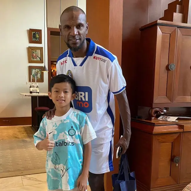 Miro Materazzi berfoto dengan Eric Abidal (credit: https://www.instagram.com/miromaterazzi/).