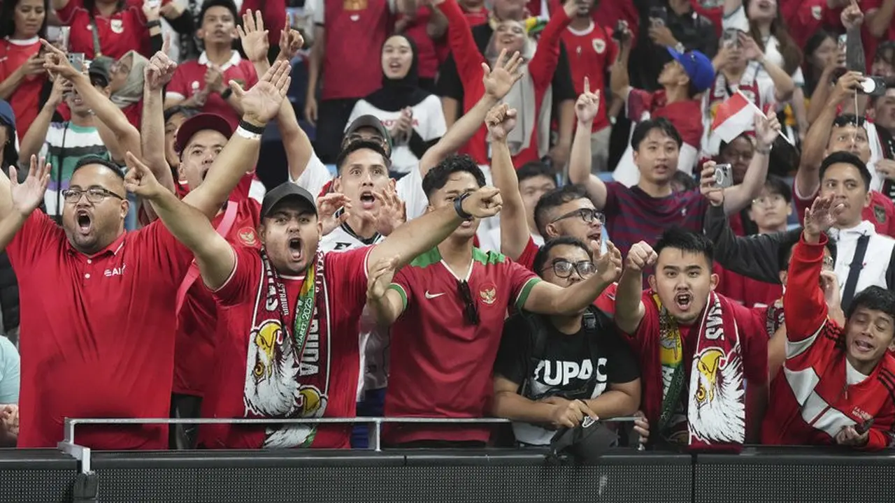 Suporter Timnas Indonesia ketika mendukung tim Garuda melawan Australia di Kualifikasi Piala Dunia 2026 zona Asia di Sydney. (c) AP Photo/Mark Baker