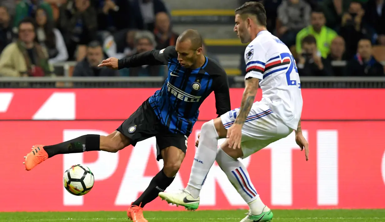 Gelandang Inter Milan, João Miranda berusaha melewati bek Sampdoria, Nicola Murru saat bertanding  pada lanjutan Liga Serie A Italia di San Siro, Milan (24/10). Inter menang atas Sampdoria 3-0. (AFP Photo/Miguel Medina)