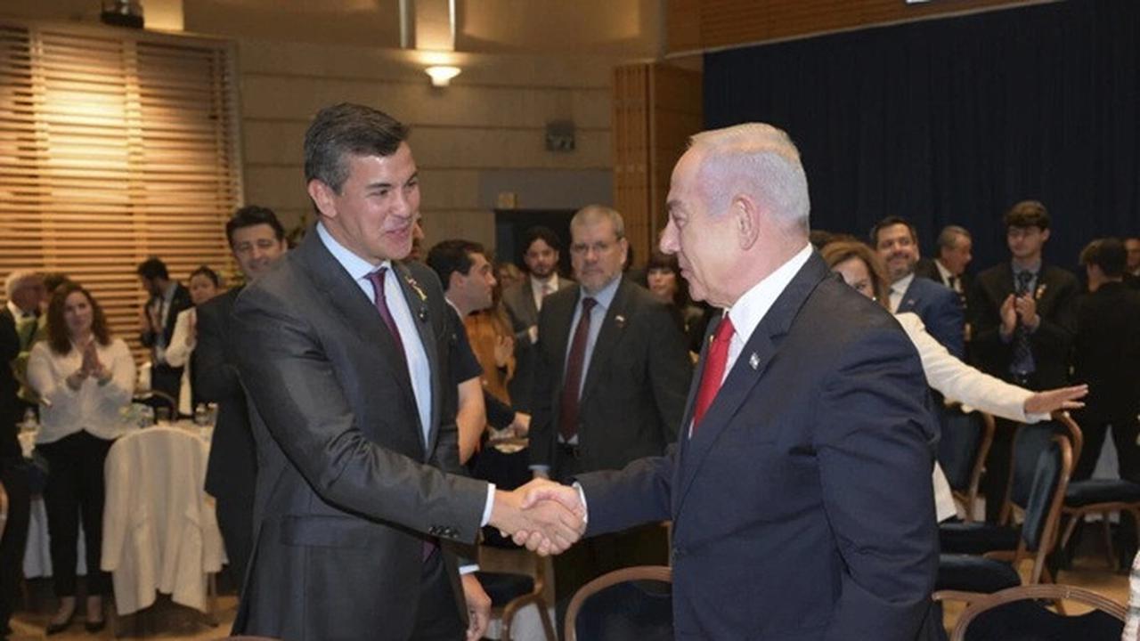 Presiden Paraguay Santiago Pena (kiri) berjabat tangan dengan Perdana Menteri Israel Benjamin Netanyahu di Yerusalem, Kamis, (12/12/2024).