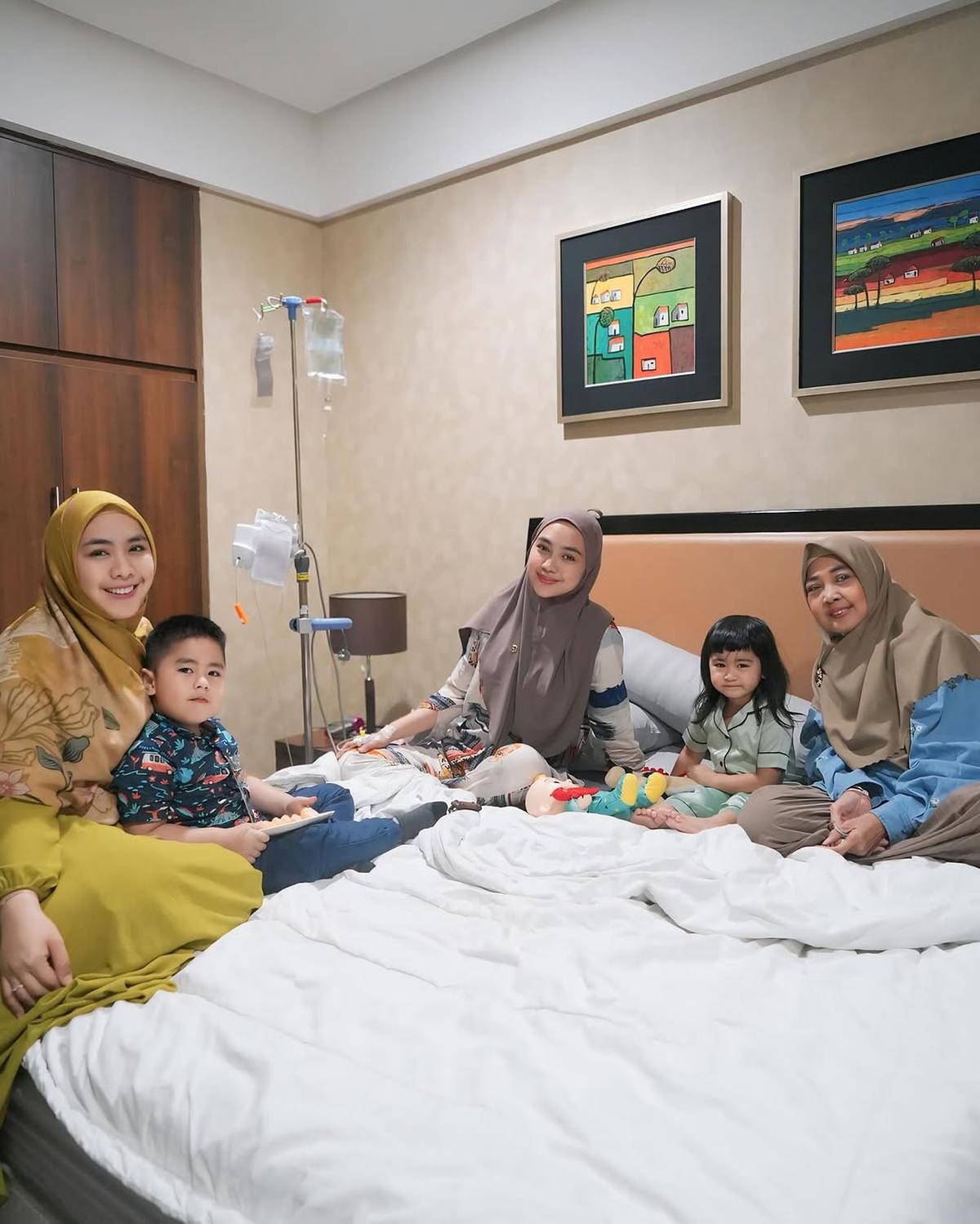 Potret Oki Setiana Dewi Kembali Kumpul Keluarga Bareng Ibu dan Adik-Adiknya, Bahagia Bertemu Keponakan