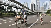 Warga berolahraga saat kegiatan Car Free Day (CFD) di Kawasan Sudirman, Jakarta, Minggu (21/6/2020). Pada CFD pertama di masa PSBB Transisi, warga Ibu Kota terlihat lebih memilih bersepeda sebagai sarana olahraga dengan tetap menerapkan protokol kesehatan Covid-19. (merdeka.com/Iqbal Nugroho)