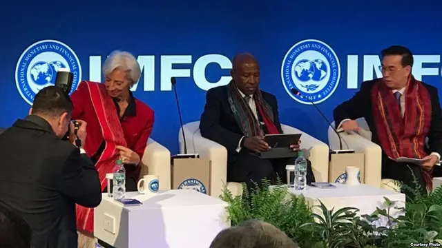 Para pejabat IMF mengenakan kain ulos, termasuk Direktur Pengelola IMF Christine Lagarde (kiri). (Foto courtesy: IMF-World Bank)