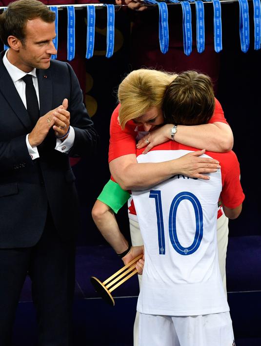 Foto Bikin Haru Momen Presiden Kroasia Peluk Luka Modric Bola Liputan6 Com