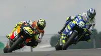 Valentino Rossi (kiri), harus mengakui keunggulan Sete Gibernau usai terlibat pertarungan sengit pada MotoGP Jerman 2003. (motogp.com)