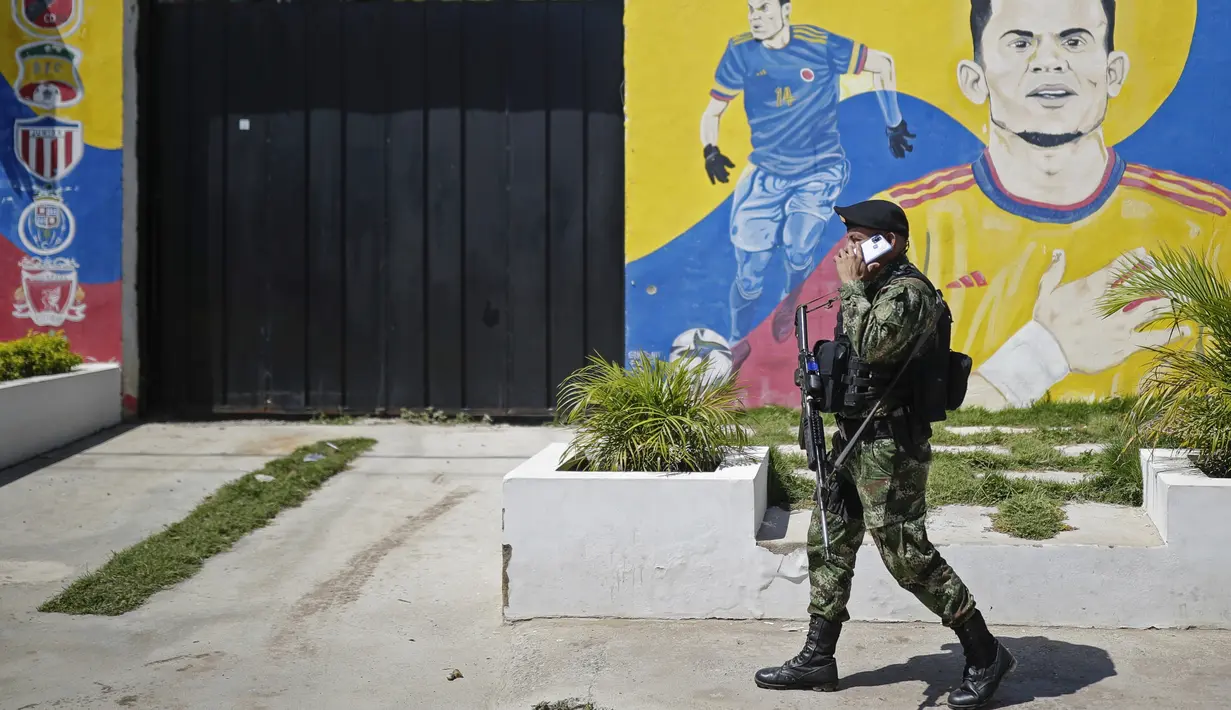 <p>Proses pembebasan ayah Luis Diaz pun melibatkan kepolisian dan juga militer Kolombia. (AP Photo/Ivan Valencia)</p>