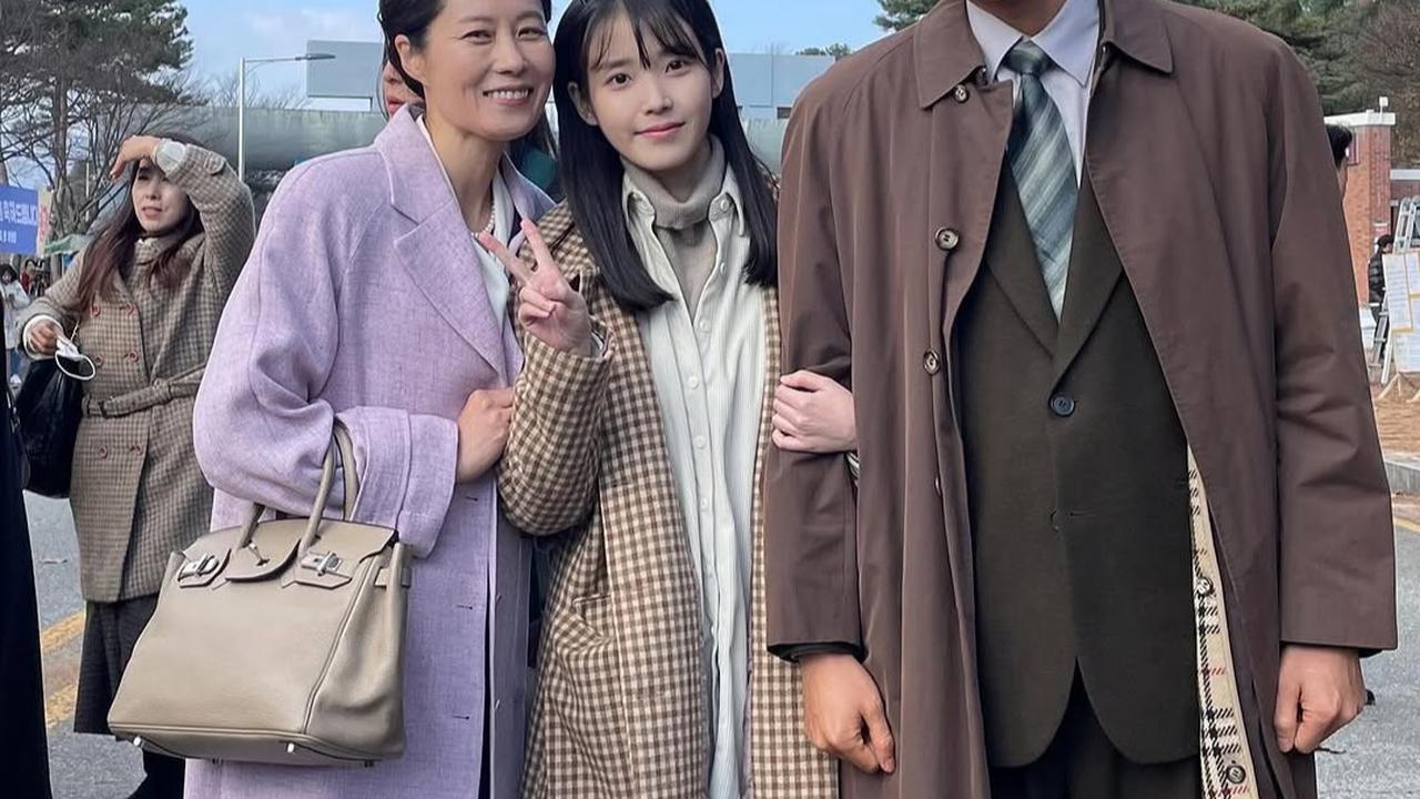 IU Kembali Bagikan Momen Behind The Scenes Drakor Fenomenal 'WHEN LIFE GIVES YOU TANGERINES'